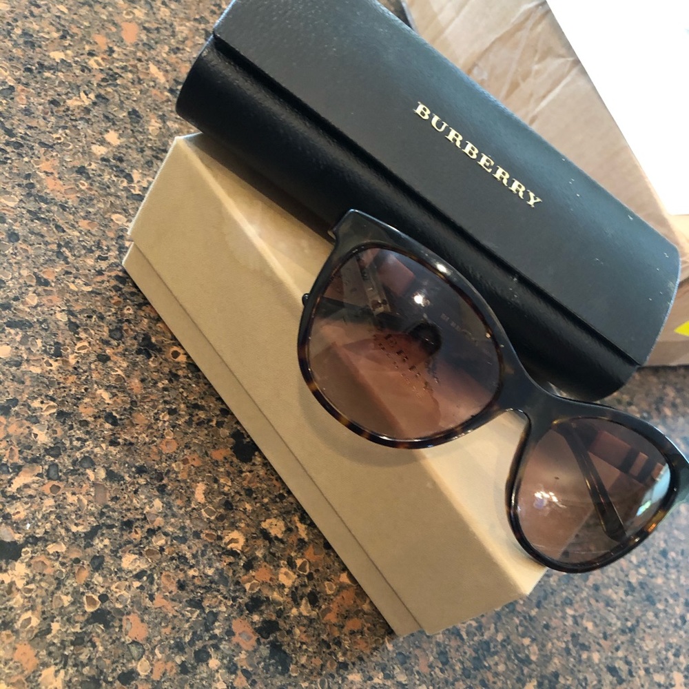 Burberry Cat eye Woman’s Sunglasses